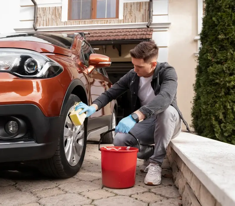 Lavage auto à domicile Saulxures-sur-Moselotte : professionnel intervenant sur un véhicule